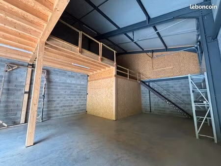 entrepôt  dépôt  local de stockage de 60m² au sol + mezzanine de stockage de 84 m² + burea