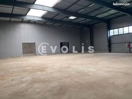 local d'activité 1 741 m²