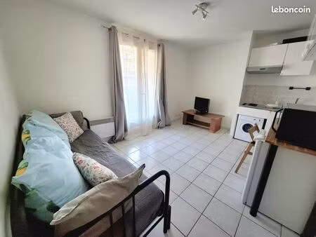 studio meublé avec balcon au pied de la gare de saint-cyr l'ecole
