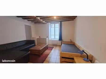 grand studio à louer centre ville nemours