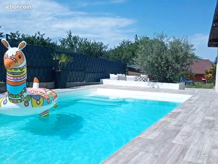 corps de ferme rénové avec piscine meublé
