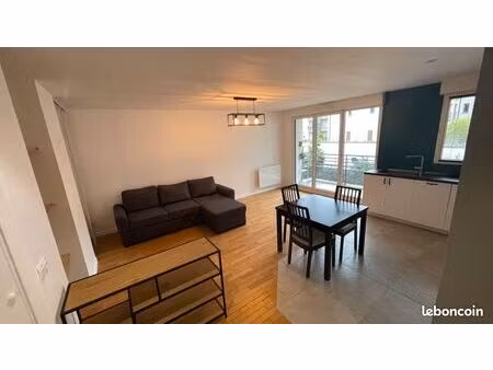 t2 meublé rénové de 49 m² avec balcon  parking et ascenseur