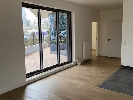 2 pièces avec terrasse à velizy (parking en sus )