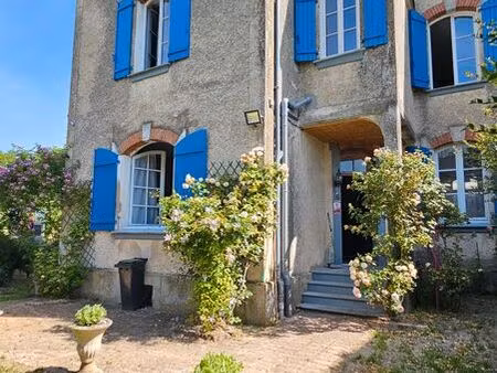 maison en pierre rénovée avec jardin et piscine