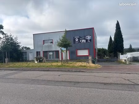 local 555 m²
