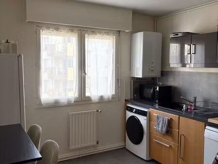 appartement avec balcon  cave et parking à deux pas de la mairie