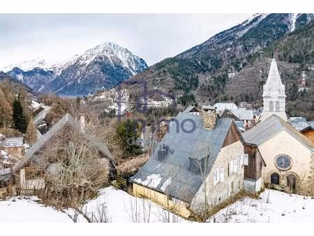 maison en pierre dans un village de montagne dans le massif de l
