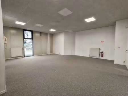 bureaux de 96m² situé dans un zoning commercial à froyennes