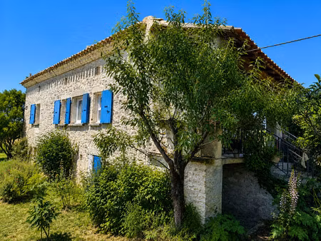 deux maisons en pierre et espace artistique sur 5 000 m2