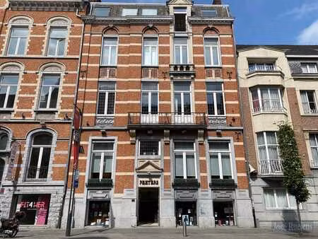 uniek herenhuisappartement met 3 slaapkamers op de gekend...