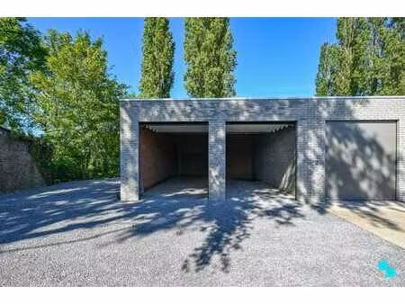 garagebox van ca.25 m² met automatische poort te izegem