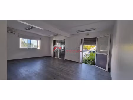 local commercial 55 m2 - proche bd bank - 3 parkings privati