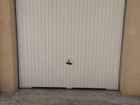 garages à louer 75m²