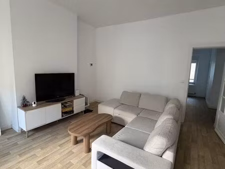 t2 + bureau rénové – lumineux – 10 min à pied du centre