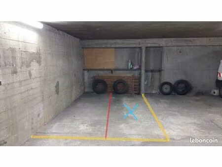 paris 18 - poteaux/ruisseau : place moto sécurisée
