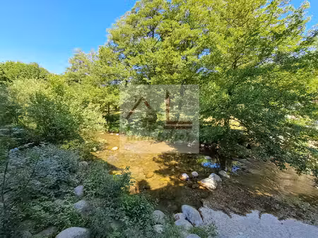 maison de village avec vue sur rivière