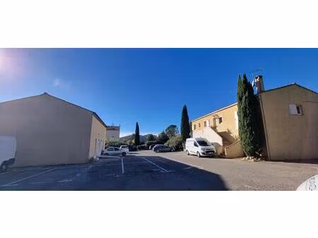 eguilles - cinq emplacements parking