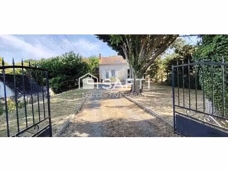 charme de l'ancien avec terrain coquet. quartier est.