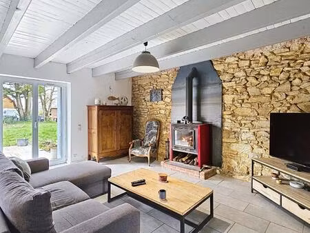 maison avec du cachet et vue dégagée sur la campagne
