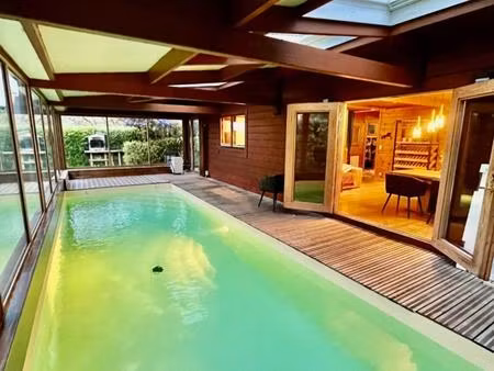 maison en bois avec piscine