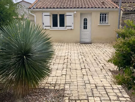 maison t2 avec terrasse et jardin à st estèphe
