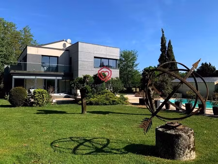 villa d’architecte rénovée avec soin  piscine  dépendances et superbe parc arboré