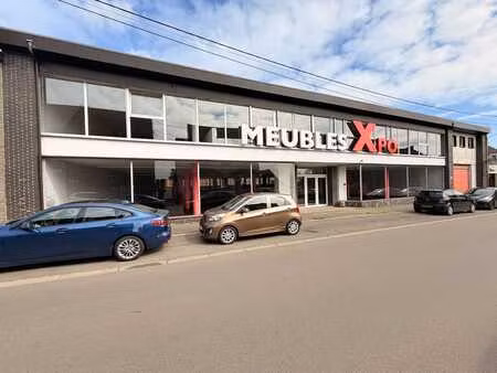 surface commerciale de +/- 1.600 m²
