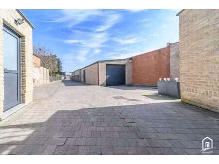 multifunctioneel magazijn van 800 m² met burelen nabij ce...