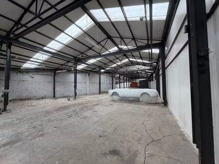 spacieux entrepôt - 800 m2 + bureaux + parkings