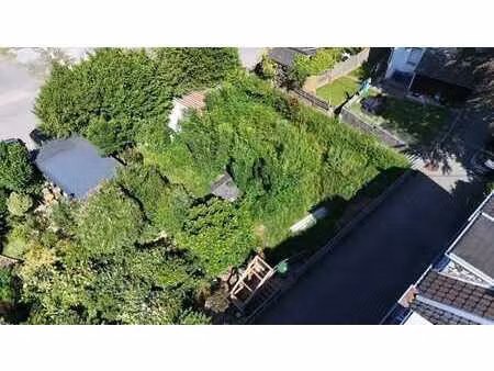 terrain à potentiel dans un environnement résidentiel calme