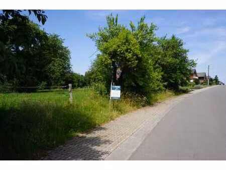 terrain de 25 mètres de façade au coeur du village