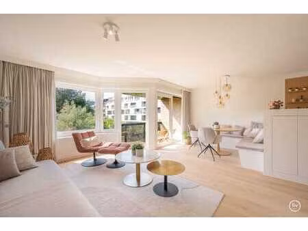 magnifique appartement rénové de 2 chambres avec de belles