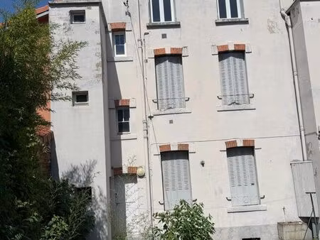 immeuble composé de 3 appâts et 3 parkings