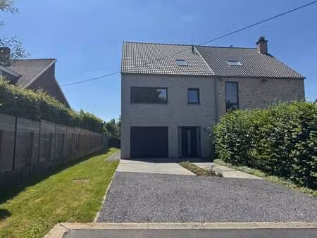 maison récente de 5 chambres avec jardin