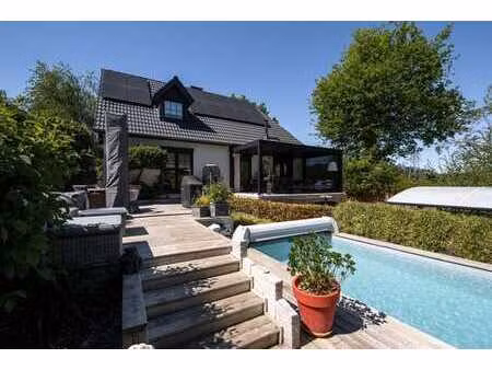 superbe villa avec jardin et piscine offrant des prestations