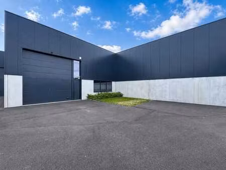 cellule pme de 147 m² avec 2 places de parking. libre immédi