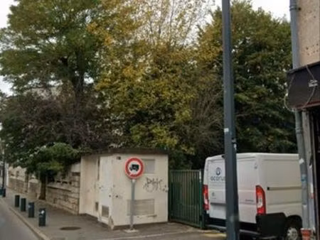 location place de parking avec portail