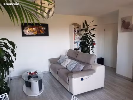 apt t3 meublé avec balcon. résidence avec piscine