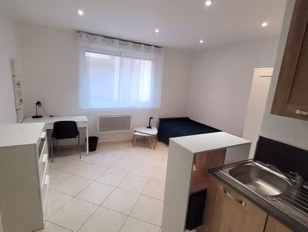 location studio meublé