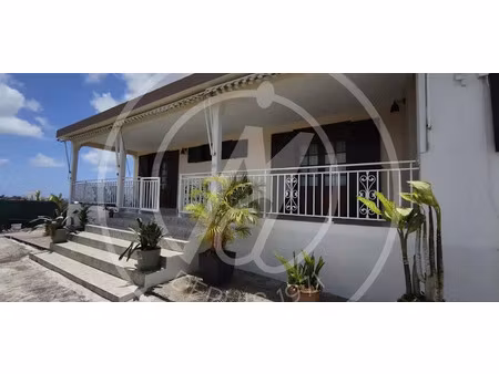 location meublée maison 4 pièces 120 m² à les abymes (97139)  1 600 €