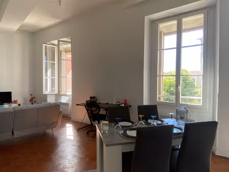 au pied de la cathedrale  un appartement meuble de caractere