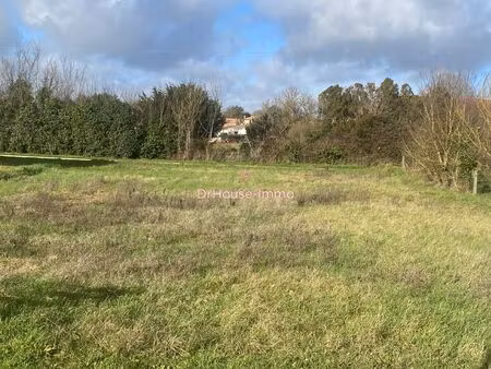cisse - terrain constructible et viabilisé de 748 m2 - libre de constructeur dans un secte