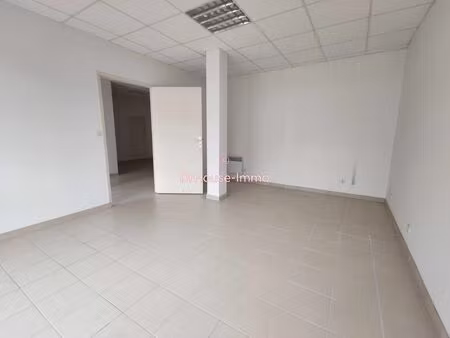en plein bourg de gourin  local/bureau professionnel