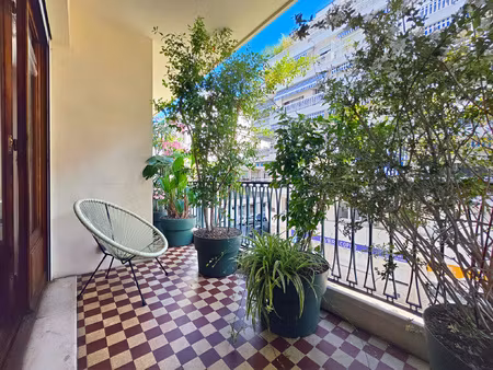 rare à la location grand studio meublé avec terrasse qua