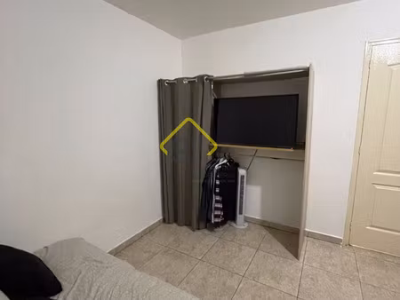 à louer studio meublé avec balcon et parking à sainte-clotil