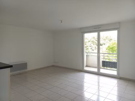 a louer appartemet t3 entierement repeint avec balcon et pla