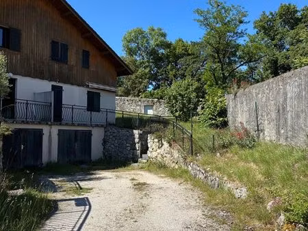location appartement dans maison mitoyenne avec balcon jardin garage et cave sur les monts