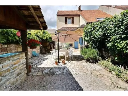 location maison de village