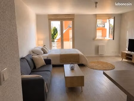 studio meublé avec balcon et place de parking privative