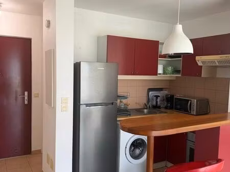 t2 meublé avec parking dans résidence de standing avec piscine